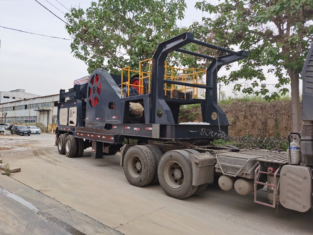 安舜機械發往湖南的輪胎式移動破碎站現場